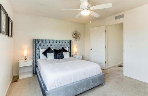 6 Mi to DIA Denver Home with Fenced Yard and Fire Pit - Foto 12