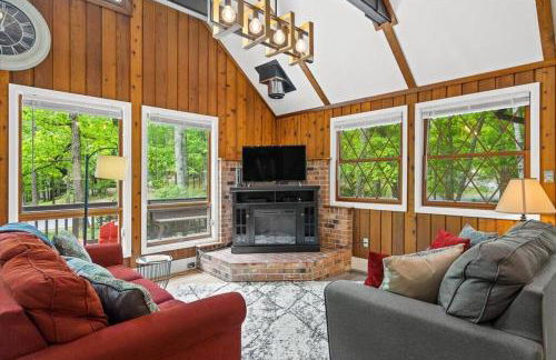 The Gingerbread House - 4 BR chalet, Sunroom, Deck, sleeps 10, modern amenities - Foto 28