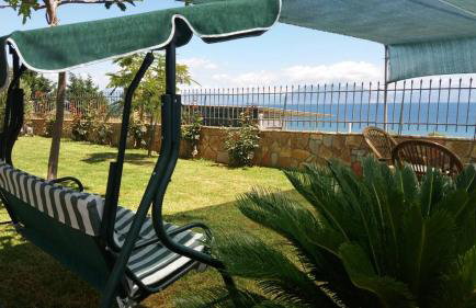 Beachside Mobile Home with Private Yard - Foto 1