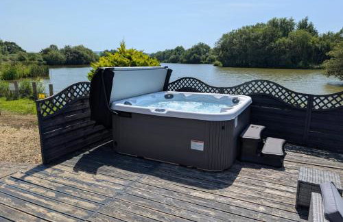 Lakefront Lodge with Hot Tub - Aylesbury Lodge - Foto 12