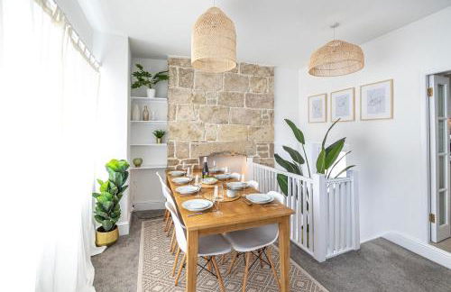 Bright & beautiful 4 bedroom house with sea views - Photo 2