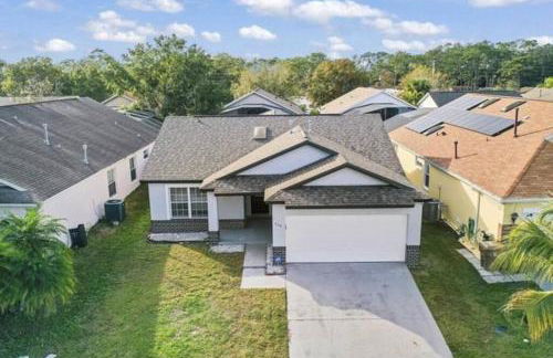 Retreat with Heated Pool in a Serene Community - Foto 25