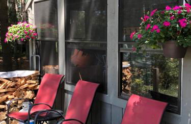 Woodsy and Private- Rustic Cabin - Foto 3