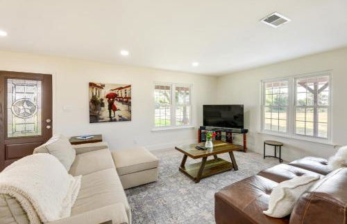 Remodeled Farmhouse on 18 Acres 8 Mi to Elgin! - Foto 4