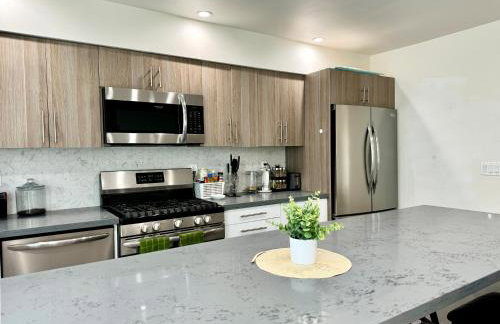 Cozy Chamber 3 BR Hollywood Townhouse - Photo 6