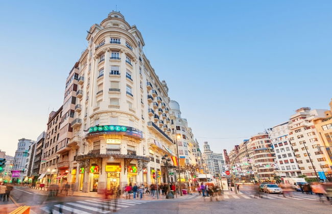 Los Angeles With 3 Bedrooms and 3 Bathrooms - Photo 22