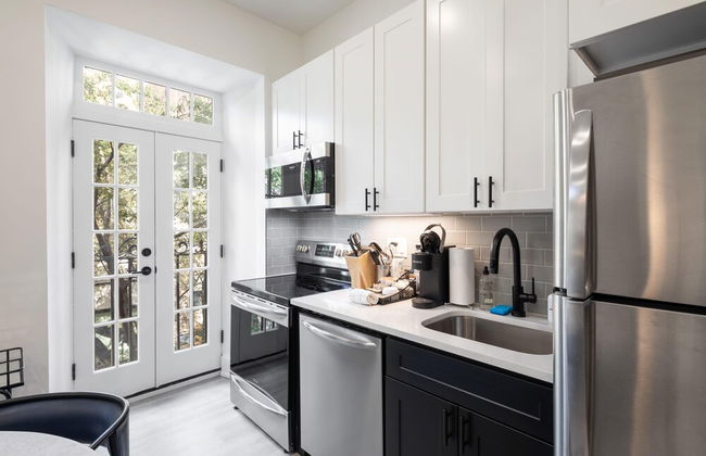 Sosuite Juliet Balcony 1BR Apt w W D Desk - Photo 10