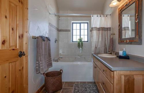 MAJESTIC VIEWS FAMILY LODGE with Large Deck - Photo 32