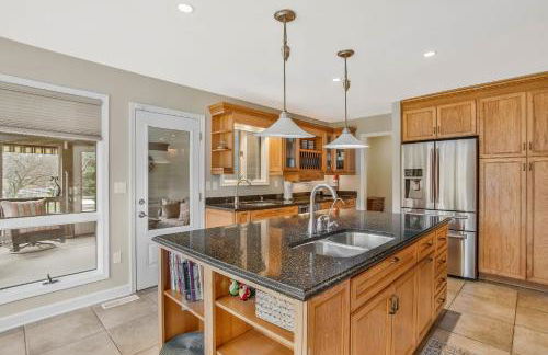 Gorgeous Creek Side Ranch-Style Estate With Dock - Foto 12