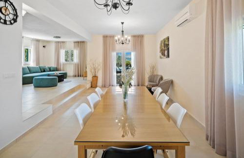 VILLA ROKO with 4 bedrooms, 32sqm heated pool - Photo 14