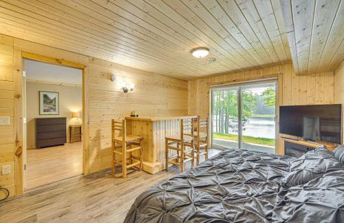 Four-Season Lake Cabin with Canoe and Paddle Boat! - Foto 18