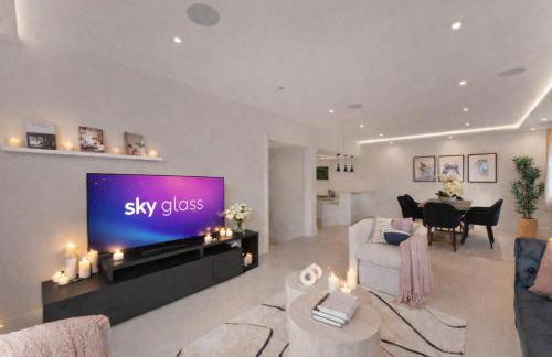 Exquisite 4BR Designer Home with Smart Features, Free Parking & SkyStream - Sleeps Up To 10 in Gerrards Cross SL9 - Photo 26
