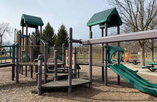 King Bed, Stocked Kitchen, Easy Driveway Parking, 2mi to Downtown & Coliseum - Foto 67