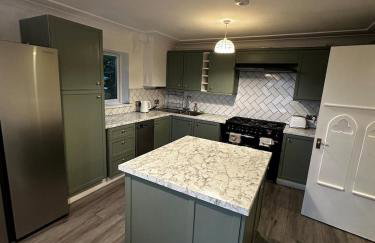 Detached 4BR, 4 Bathroom, Driveway, WiFi, Smart TV - Foto 10