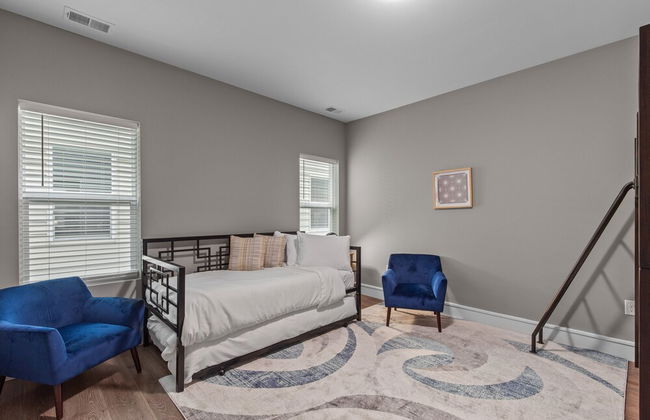 Uptown Elegant Escape | JZ Vacation Rentals - Photo 7