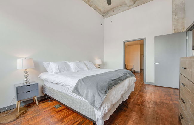 Luxury Historic Loft with Gym - Photo 16