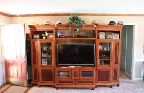 3-Bedroom Retreat with Private Yard - Photo 6