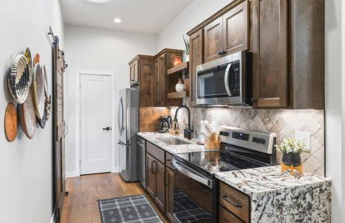 Chic and Cozy - Walk to Bars, Coffee, and Restaurants - Foto 16