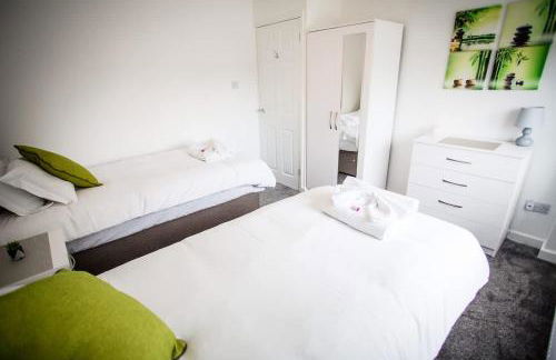 Halford House 3 Bed Town Centre Home from Home with Parking for 2 cars Prime Location Tamworth - Photo 18