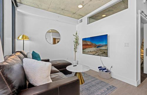 Downtown views! Amazing pool gym hottub Luxury apt - Foto 8