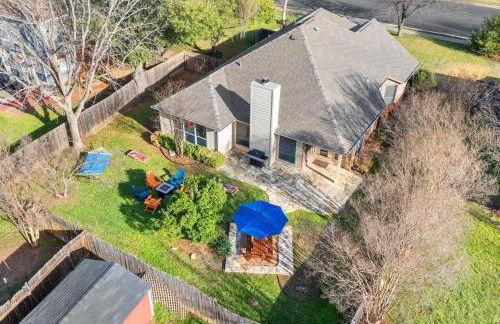 NEW! Stylish Home Arcade & Fireplace Sleeps 10 - Foto 39