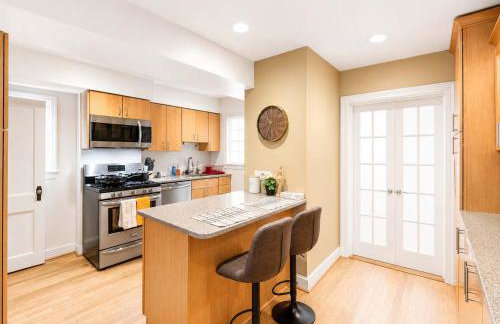 Beautiful 3BR 2BA Colonial House by CozySuites - Foto 25