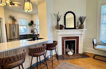 Artsy 4 Bedroom Home, Steps from Dining & Shops - Foto 13