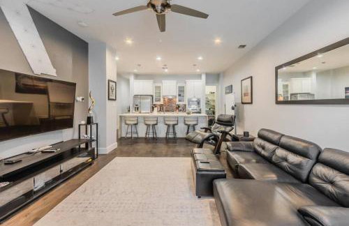 Stunning Townhome Near Uptown - Photo 1