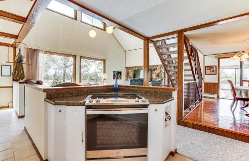 Love Lake Retreat with Hot Tub in New Richmond! - Foto 12