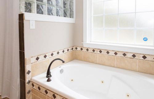 Exquisite home with pool, enclosed yard, fireplace, central AC, & washer/dryer - Foto 20