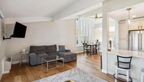 Elegant 4-Season Lake Geneva Condo with Fireplace! - Foto 4