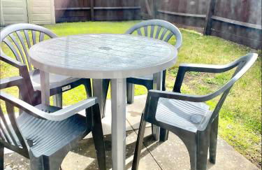 Oakley Vale House and Garden! Free Private Parking, TV, Fully Equipped - Photo 17