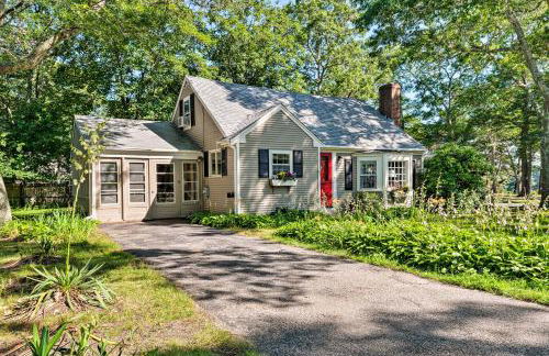 Cape Cod House with Grill and Yard - Drive to Beach! - Foto 1