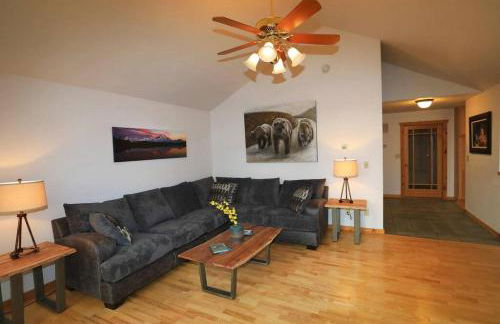 3 Bedroom Home with Amazing Views 11 mi from Denali - Photo 11