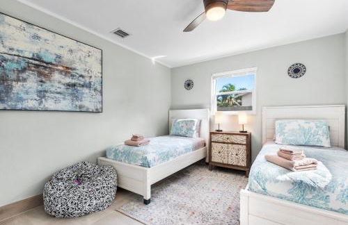 Boho Tiki Villa w Heated Saltwater Pool, King Beds & 6TVs - Photo 17