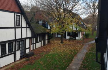 3.9. Tudor Court - Foto 4