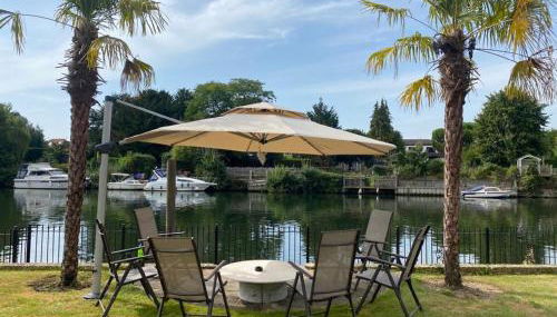 Riverside 4 Bedroom House Wraysbury Staines - Foto 2