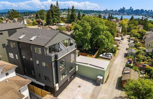 Seattle Charm, near university,3 BR,W&D, fast wifi - Photo 20