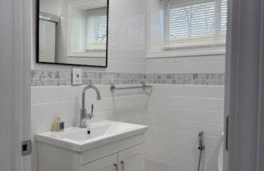 Newly Renovated Gem Fenced Backyard 2 Full Baths - Foto 22