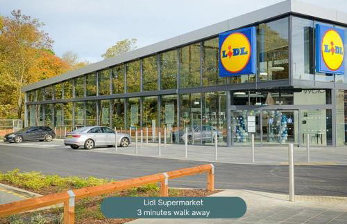 Detached House - Prime Location - Free Parking, Fast Wifi and Smart TVs with Sky TV and Netflix by Yoko Property - Photo 18