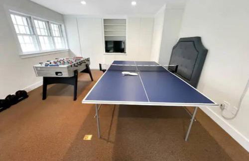 Cottage Retreat - Historic Cottage Home w Home Gym - Photo 19