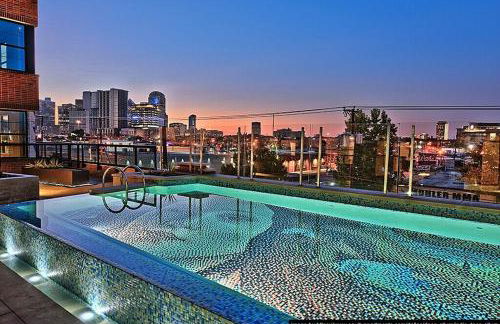 Deep Ellum Theatre Suite - The Black Collection - Foto 25