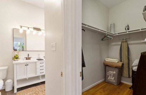 Warehouse District Modern Condo with Private Garage - Foto 25