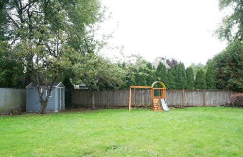 Beautiful Light-filled Farmhouse w swing & slide - Foto 39