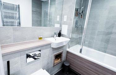 Rochester Gem, Balcony, FREE Parking and 2 mins walk to Station - Foto 2