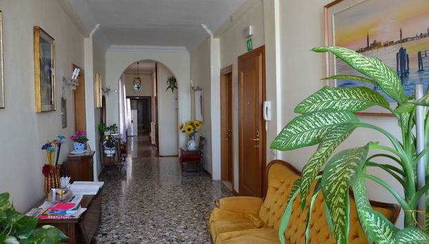 Coin salon dans le hall