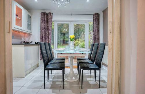Modern 3BR Manchester Home Sleeps 7 Parking - Foto 21