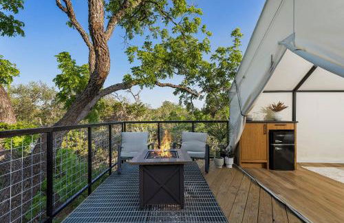 Treehouse Glamping at Pecan Haven W Hot Tub - Foto 17