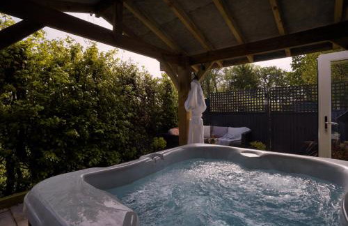 Scenery Hill Hideaways The Coach House Charming Retreat with Jacuzzi and BBQ Hut Near the Lake District - Photo 40
