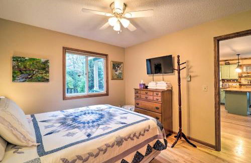 Pool and Lake Access Mtn-View Cottage in Newland - Foto 17